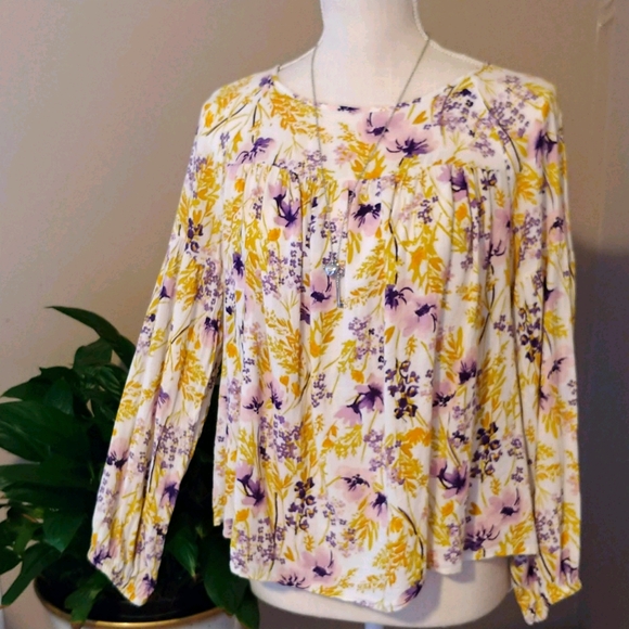 Old Navy Tops - OLD NAVY💐Pretty Floral Peasant Sleeved Top Small